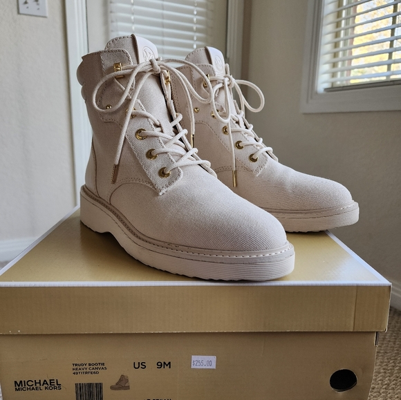 Micheal kors Boots - Picture 2 of 5